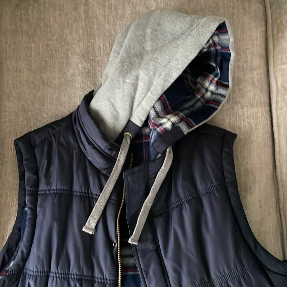 Men’s (Medium) Navy Vest.